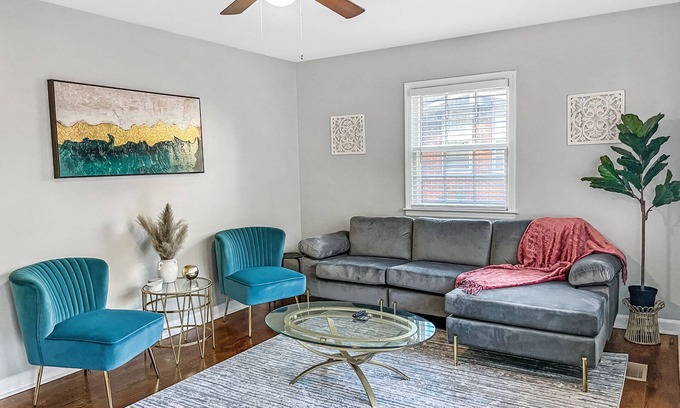Hidden Valley Casa | Cheerful & Spacious in Prime Location, Ready for YOU!
