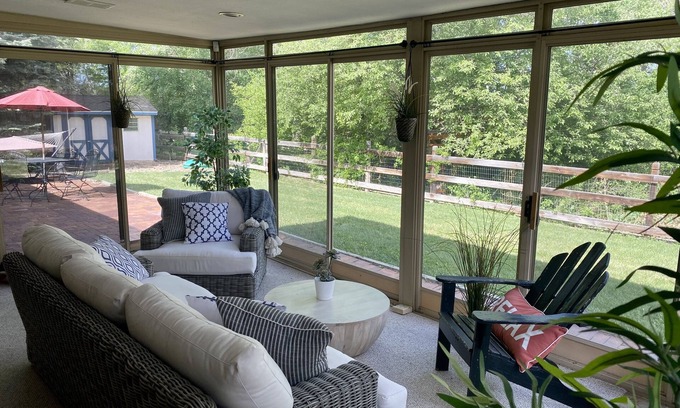 Southeast Casa | Cheerful three bedroom with stunning sunroom!