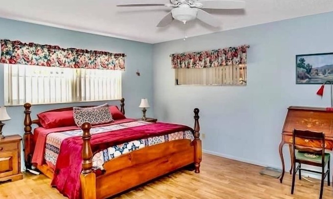 Park Lake Estates Casa | Cheerful Two-Bedroom Abode with Spacious Parking