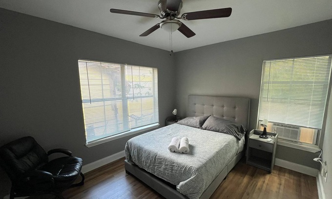 Northwest Los Angeles Heights Casa | Cheerful Two Bedroom House Near Downtown San Antonio
