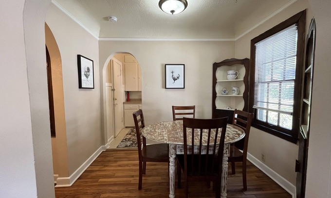 Des Moines Casa | Cheerful two bedroom duplex