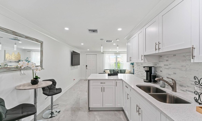 Greenacres Casa | Cheerful Vacation home 2/1 with outside hot tub