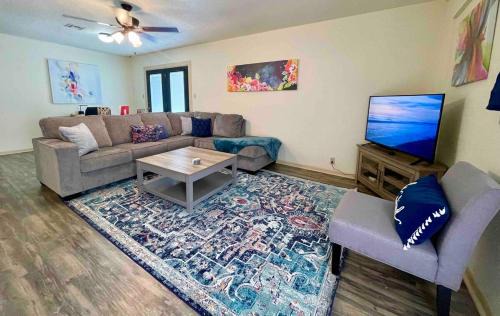 Port Neches Casa | Cheerful Watercolors in 2BR Cottage