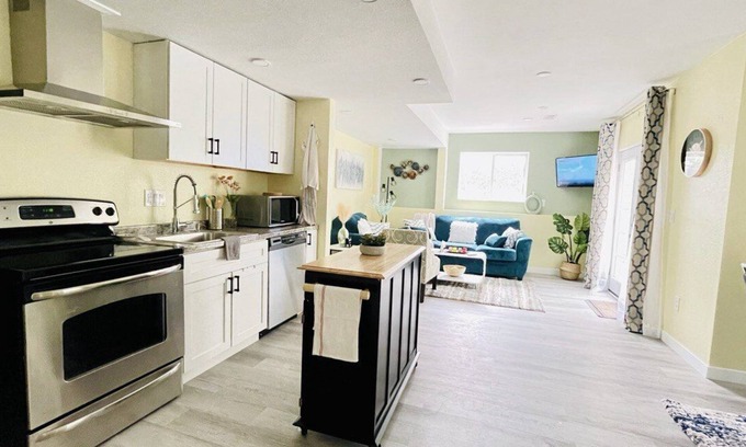 Seven Hills Casa | Cheerfull 2 bedroom Basement Apartment