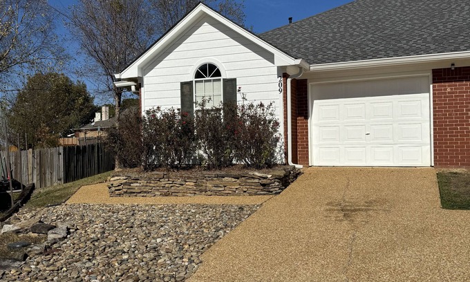 Flowood Casa | Cheerfull 3 bedroom 2 bath close to water & parks