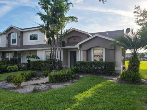 Meadow Woods Apartamento | cheerfull townhouse with pool