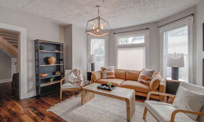 Benson Casa | Cheery 3BR w 2 King Beds, Outdoor Dining, Fire Pit, Quiet, Fenced Yard, Central