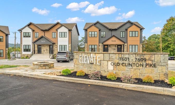 Powell Casa | Cheery and Stylish Three Bedroom Townhouse in Convenient Area