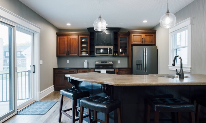 Pella Casa | Cheery Home in Heart of Pella