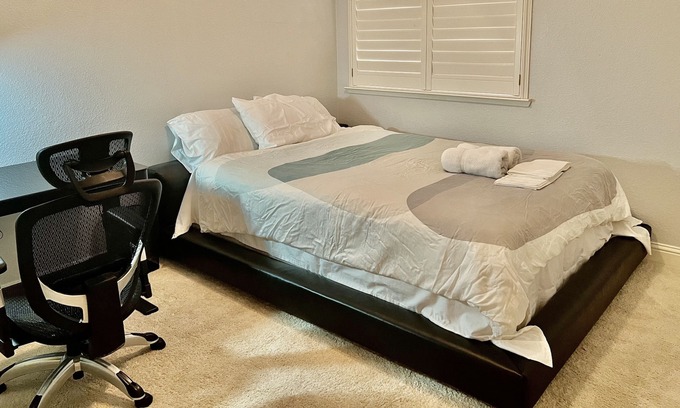 Rocklin Casa | Cheery room and big TV