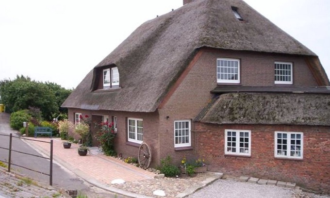 Galmsbull Apartamento | Cheese room - thatched roof house, garden, sauna, close to the beach