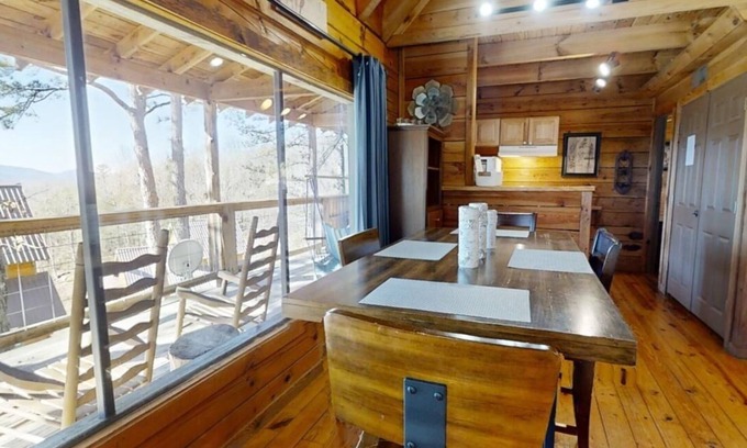 Townsend Cabina | Chelle's Sanctuary 2 Bedroom Cabin by RedAwning