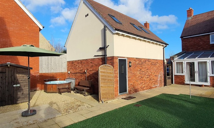 Patchway Apartamento | Cheltenham Studio Apartment with Private Hot Tub