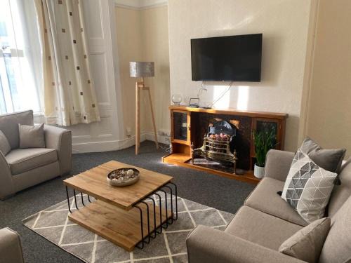 Newport Casa | Chepstow House (5 BR with FREE on-steet parking)