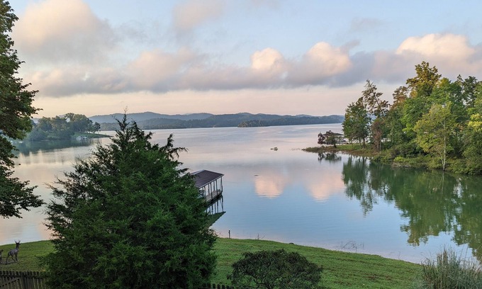 Bean Station Cabina | Cherokee lakefront cabin w/boat launch