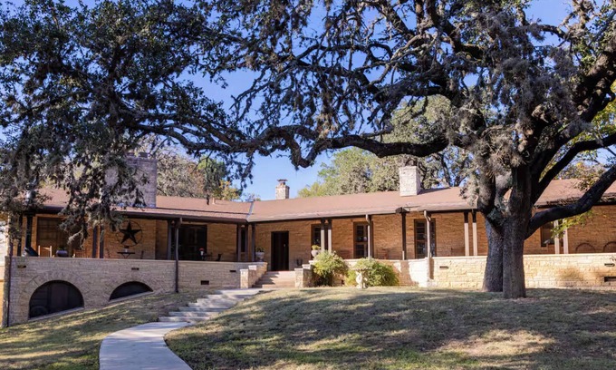 Medina Cabina | Cherokee Suite: Texas Hill Country Resort /w Pool