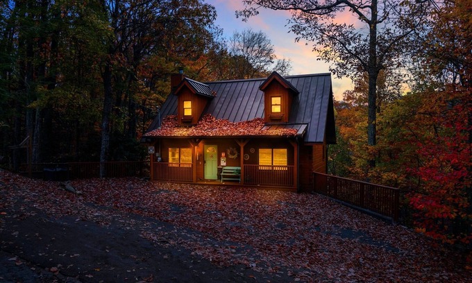 Chalet Village Cabina | Cherokee Winds 2 Bedroom Cabin by RedAwning