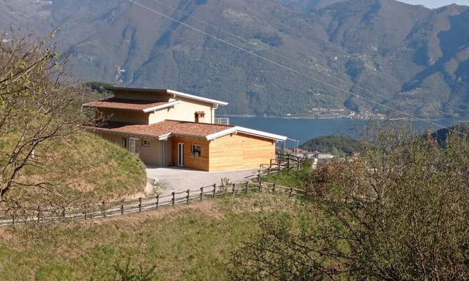 Sovere Chalet De Esquí | Cherry Blossom - accommodation a stone's throw from Lake Iseo