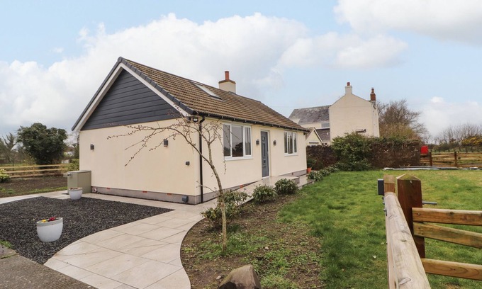 Wigton Cabaña | CHERRY CROFT, family friendly, with a garden in Bowness-On-Solway