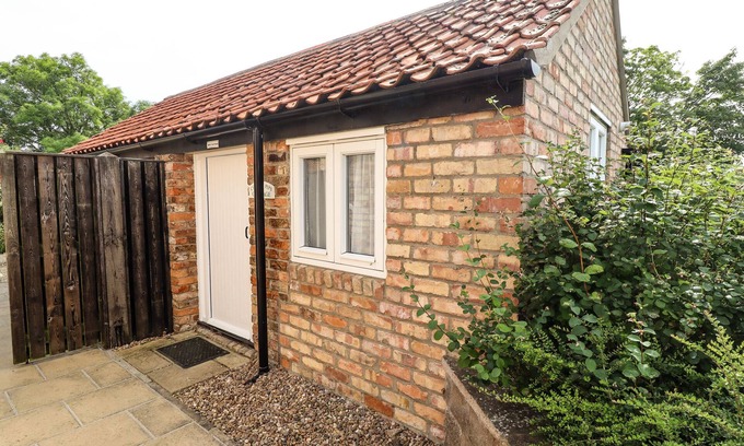 Louth Cabaña | CHERRY PIPS, pet friendly, with a garden in Saltfleetby