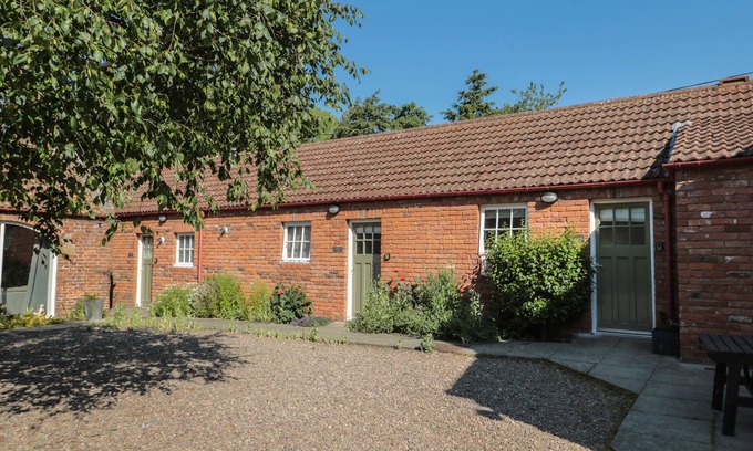 Ford Cabaña | CHERRY STUDIO, pet friendly, with a garden in Cornhill-On-Tweed