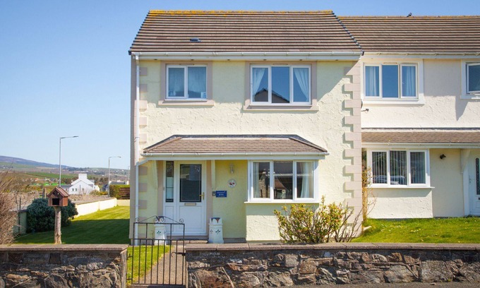 Port St Mary Cabaña | Cherry Tree House - a holiday cottage that sleeps 5 guests in 3 bedrooms
