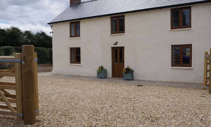 Hay on Wye Casa | Cherry Trees - 2 bedrooms -Pets Ok - woodburner