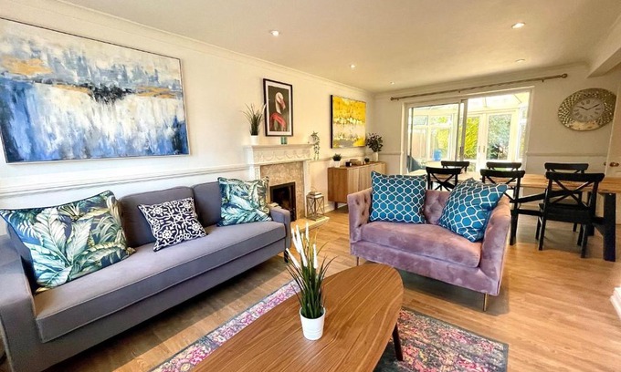 Runnymede Casa | Chertsey Luxurious Three Bedroom Two Bath Home 3