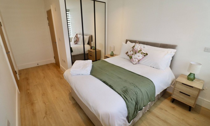 Runnymede Apartamento | Chertsey Modern 2-Bed Flat with Ensuite, Parking & Ultra-Fast WiFi
