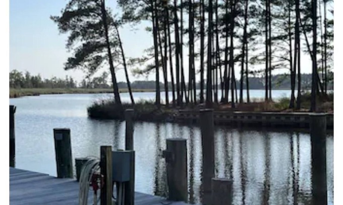 Cambridge Casa | Chesapeake Bay Waterfront Retreat. Access to Private Dock, Beach and Pool.
