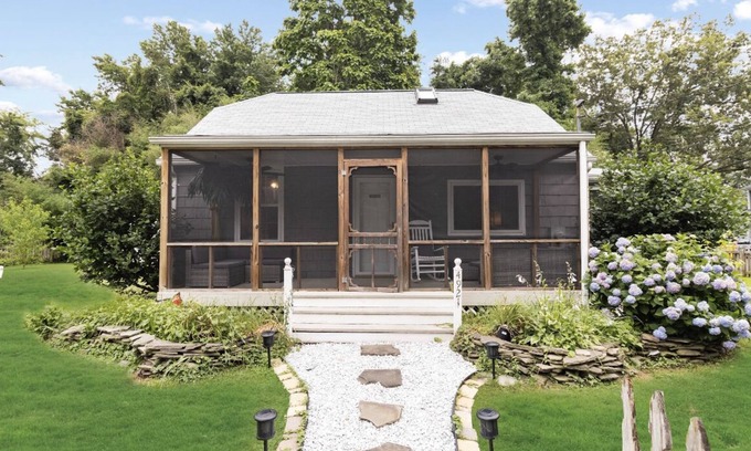 Shady Side Cabina | Chesapeake Cabin