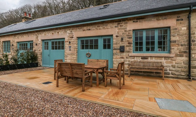 Hollow Meadows Cabaña | CHESTNUT COTTAGE, pet friendly, with a garden in Stocksbridge