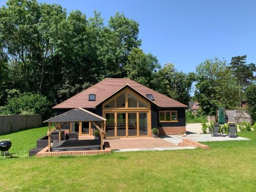 Maidstone Casa | Chestnut-Lodge is rural, secluded, private with Hot Tub