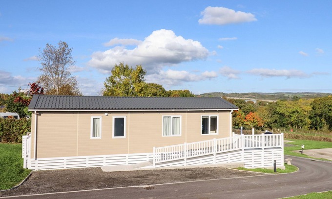 Teigngrace Cabaña | CHESTNUT LODGE, pet friendly, luxury holiday cottage in Newton Abbot