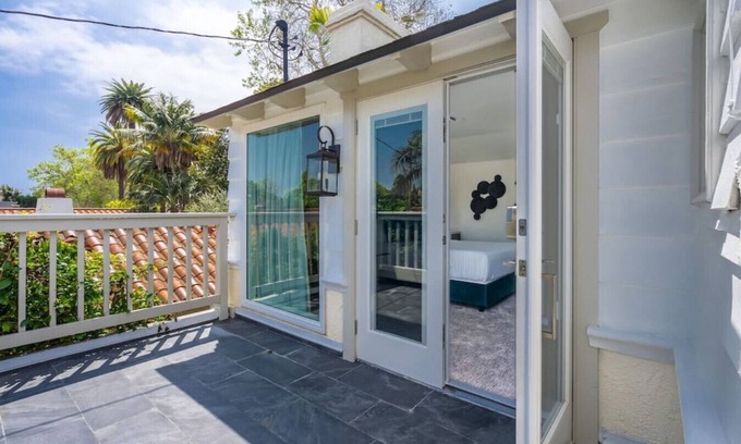 South Wrigley Condominio | Chestnut Suite with pool & hot tub