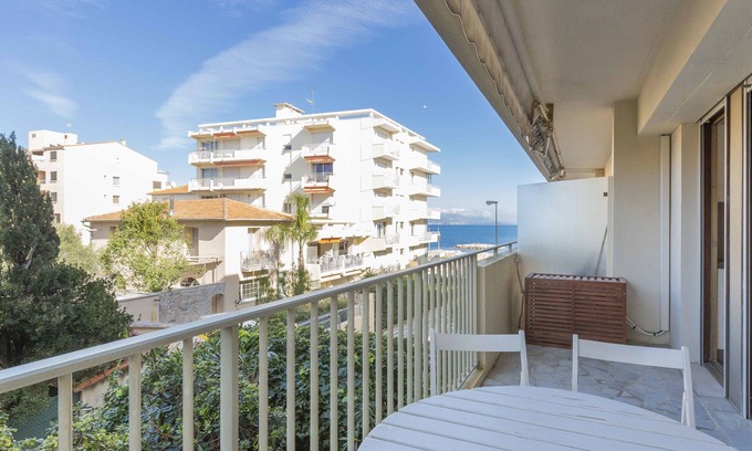 Cap-d'Antibes Apartamento | Chez J-P - 100m beach 2-4pers terrace sea view pool garage