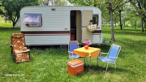 Montignac Otro | CHEZ JOSETTE caravane Camping le sorbier Montignac Lascaux