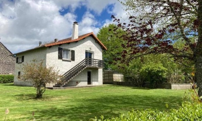 Saint-Pierre-le-Chastel Apartamento | *Chez Maurice* Family home & Countryside