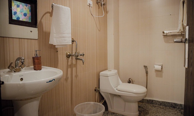 Chhatarpur Apartamento | Chhatarpur’s Chic 3BHK Retreat with WiFi, AC in wonderful New Delhi