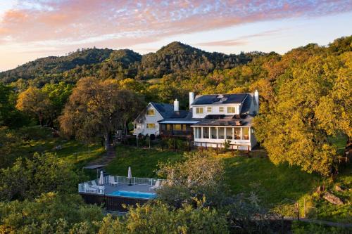 Cloverdale Casa | Chianti by AvantStay Stunning Secluded Ranch w Pickleball Court Barn
