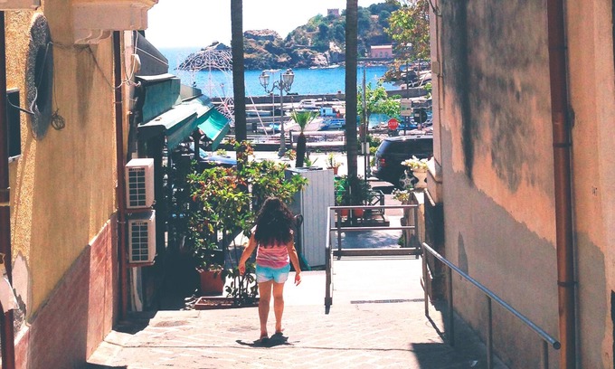 Aci Trezza Casa | Chibedda Lia - Como una joven con una hermosa cara de perla.