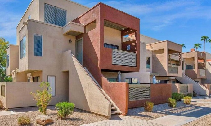 Scottsdale Estates Six Condominio | Chic 1 and 1/2 bedroom + loft condo in Scottsdale with community pool + gym