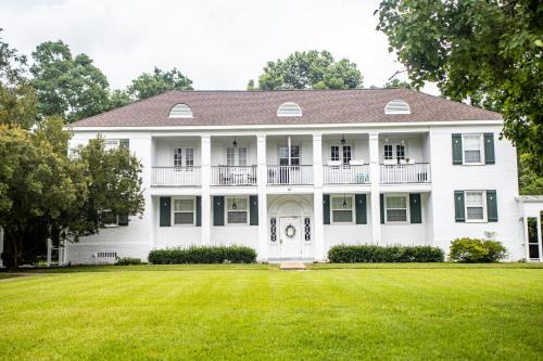 Mobile Apartamento | Chic 1 Bed Condo with Pool, Hot Tub, and Parking Near Downtown Mobile