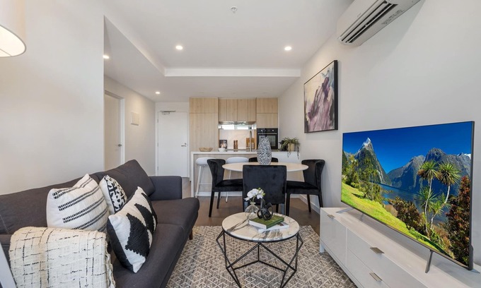 Moonee Ponds Apartamento | Chic 1-Bed with Parking, Gym, Pool & City Views