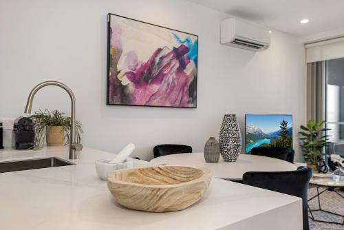 Moonee Ponds Apartamento | Chic 1-Bed with Parking, Gym, Pool & City Views