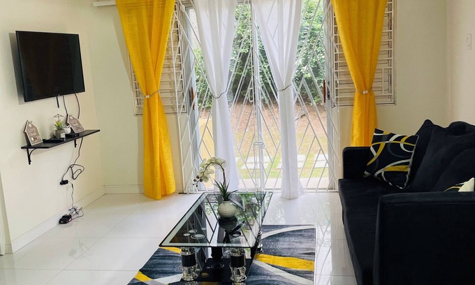New Kingston Apartamento | Chic 1-bedroom apartment with AC, WiFi in central New Kingston area