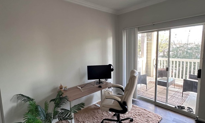 Energy Corridor Apartamento | Chic 1-bedroom apartment with WiFi, fitness room in vibrant Houston