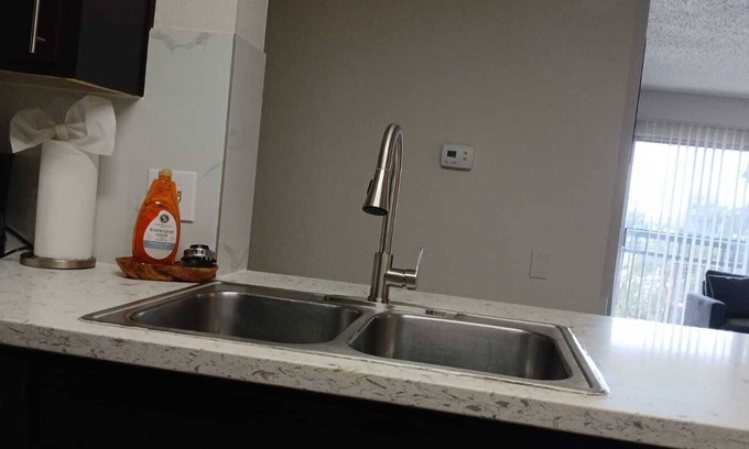 Woodlake - Briar Meadow Apartamento | Chic 1-bedroom apartment with WiFi, fitness room in vibrant Houston