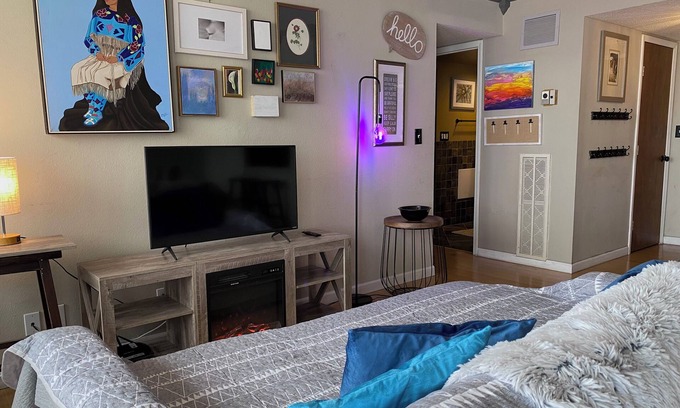 Downtown Tulsa Condominio | Chic 1-bedroom condo in brilliant Tulsa with AC, fitness room, WiFi, & security