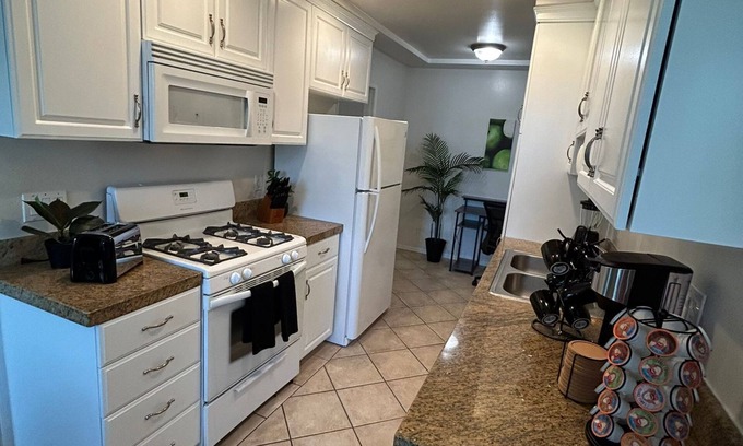 Beverly Hills Apartamento | Chic 1 BR / 2 BEDS Near BH with Parking and Fitness room